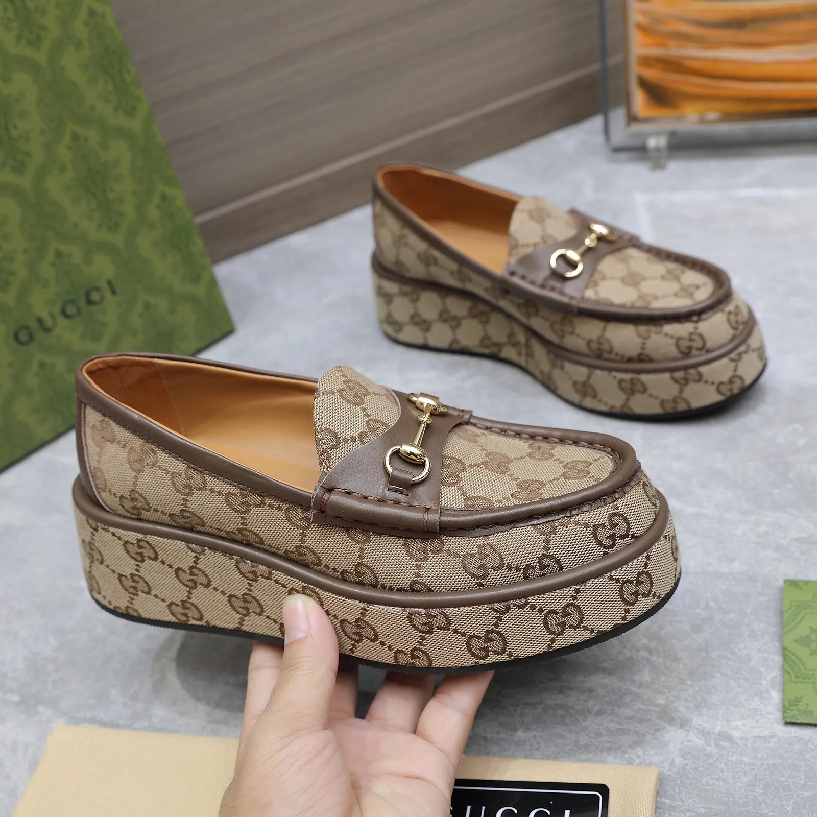 👟👟Ex-factory price 680👟👟 ⚡️The highest version 🔥🔥🔥💯💯💯 ⚡️2024 counter latest model ⚠️original replica ⚡️ Gucci’s latest popular wedge platform shoes - available simultaneously at counters Authentic European style, perfect on the feet💃💃When worn with this shoe, it is elegant and crystal clear. Regardless of the materials of the accessories, they are all customized 1:1. You must go to get the original version. The entire series is full of exciting and beautiful elements. ❶ Upper: cowhide/double G embroidered texture ❷ Inner lining: sheepskin ❸ Feet: sheepskin ❹Outsole: Imported from Italy ❺ Water platform height: 3.5CM in front and 5.5CM in back ❻Packaging: Original full set of packaging ❼Number of codes: 35-42 (40.41.42 customization is not returnable)